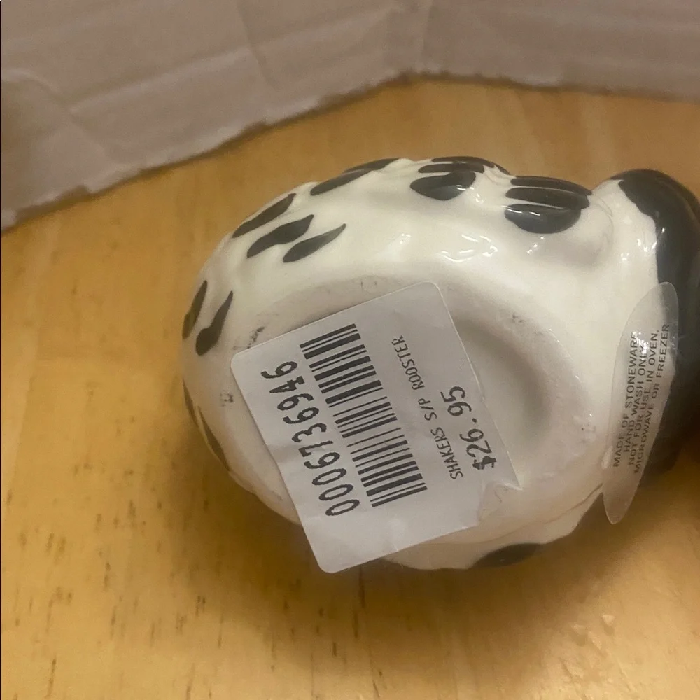 Sur la Table Ceramic Rooster salt & pepper Figurines - NWT
